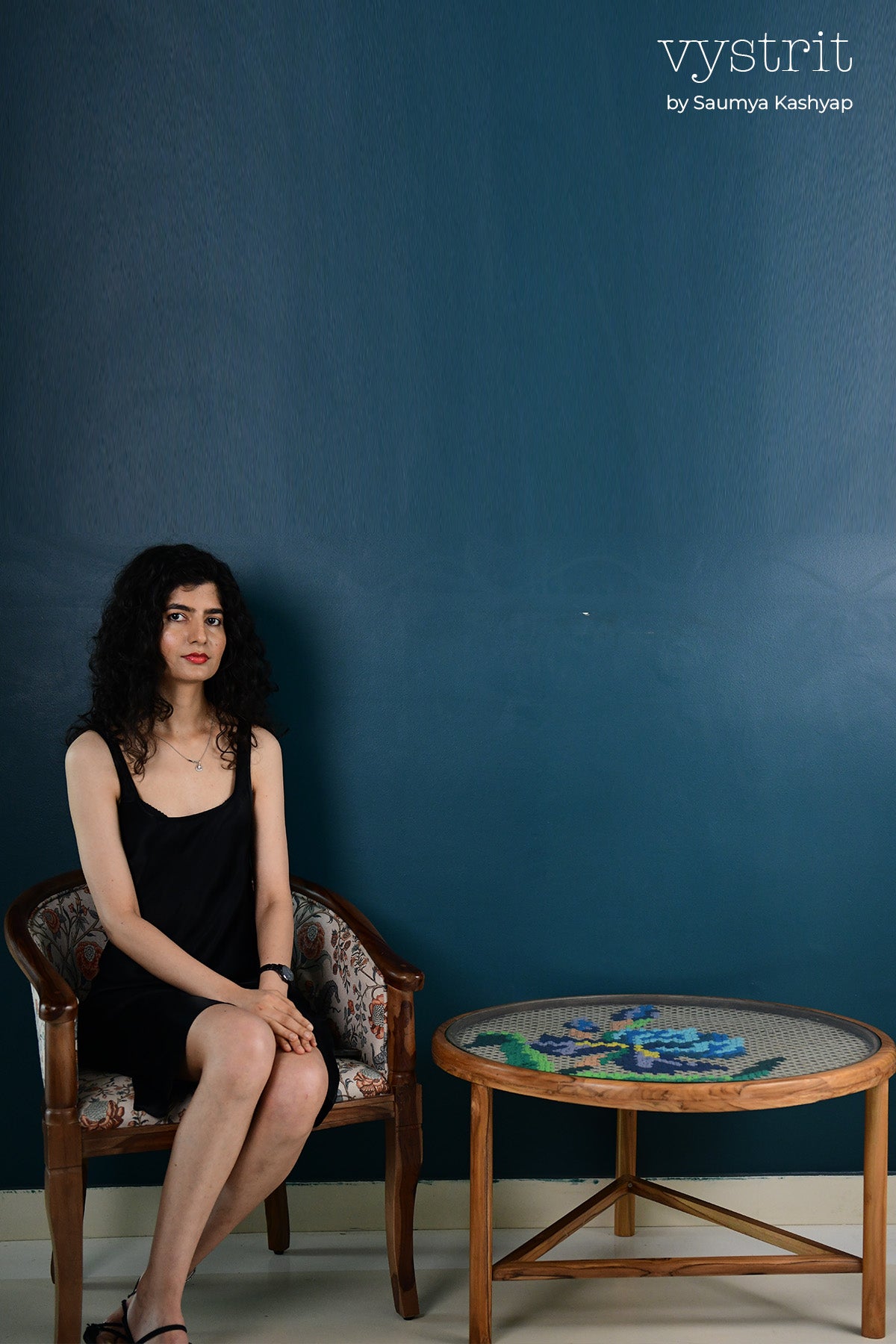 Coffee Table with Art - Iris flower (31 inch diameter)